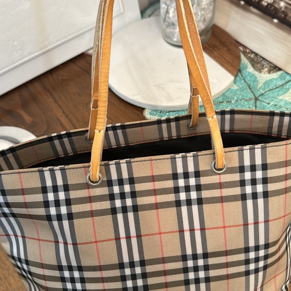 Burberry tote bag ๐ผ and cosmetic pouch ๐ in good condition beautiful clean. - Picture 5 of 16
